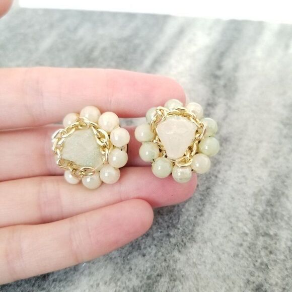 Vintage White and Gold Tone Beaded Cluster Clip On Earrings, Made in Hong Kong - Picture 4 of 6